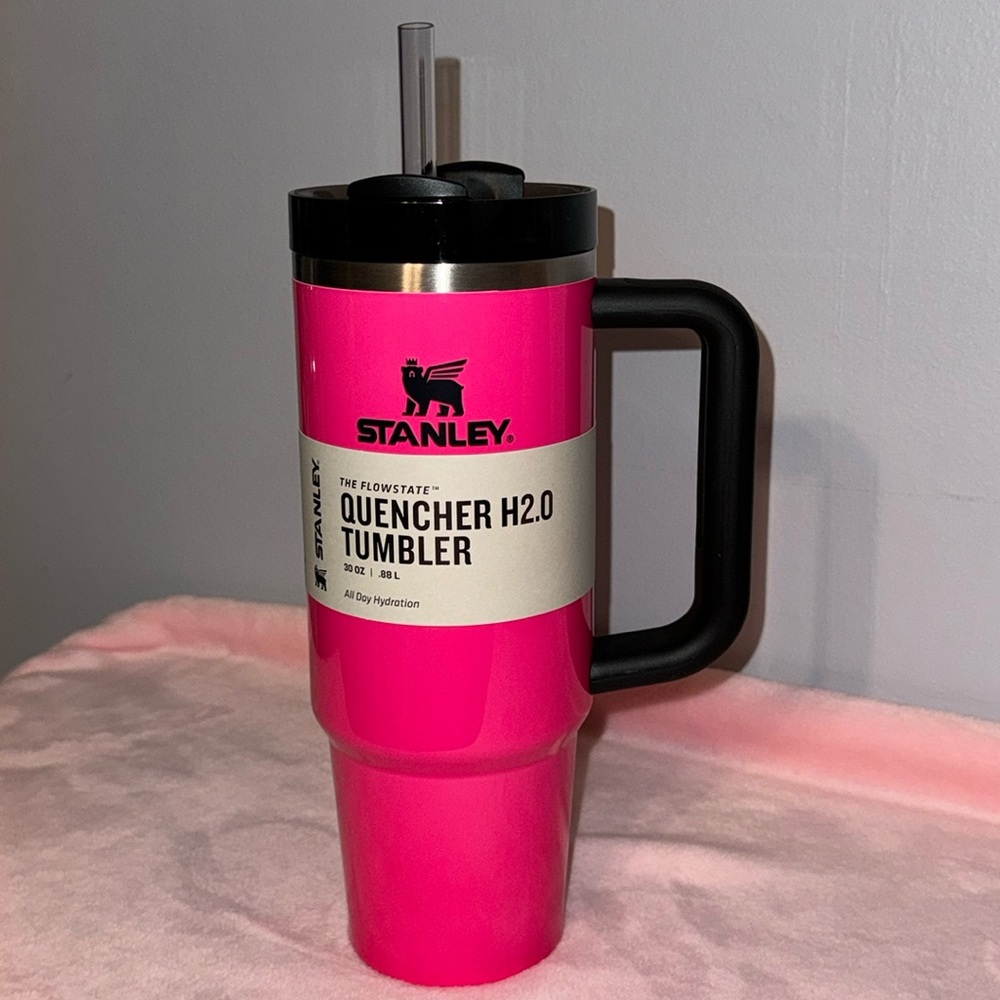 💕NWT💕 Stanley Flowstate Quencher H2.0 Neon Pink Tumbler 30 oz